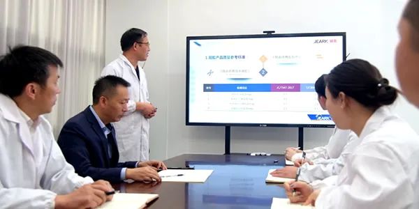 瓷磚背膠哪個品牌有名？標(biāo)準(zhǔn)實力與應(yīng)用表現(xiàn)是衡量依據(jù)